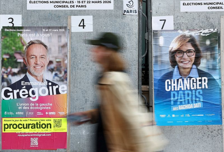 PHOTO DE FICHIER : Affiches des candidats à la mairie de Paris Emmanuel Grégoire et Rachida Dati