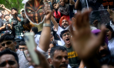 Des manifestants du "parti du peuple des cafards" scandent des slogans lors d'une  manifestation contre les irrégularités présumées lors des principaux examens nationaux, à New Delhi, le 6 juin 2026 ( AFP / Manan VATSYAYANA )