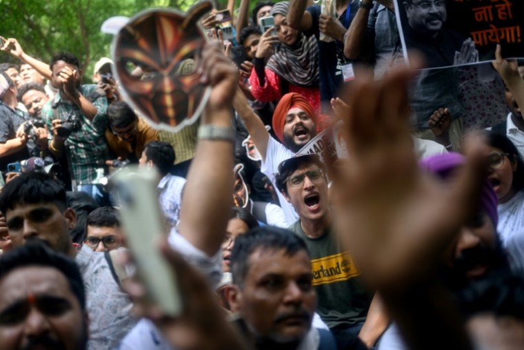 Des manifestants du "parti du peuple des cafards" scandent des slogans lors d'une  manifestation contre les irrégularités présumées lors des principaux examens nationaux, à New Delhi, le 6 juin 2026 ( AFP / Manan VATSYAYANA )