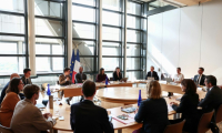 La secrétaire d'État chargée de l'IA et du numérique, Clara Chappaz (c,g), assiste à une réunion avec les autorités et les administrations concernées, le 26 août 2025 à Paris, après la mort en direct du streamer Raphaël Graven, dit Jean Pormanove ( AFP / Thibaud MORITZ )