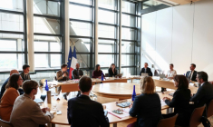 La secrétaire d'État chargée de l'IA et du numérique, Clara Chappaz (c,g), assiste à une réunion avec les autorités et les administrations concernées, le 26 août 2025 à Paris, après la mort en direct du streamer Raphaël Graven, dit Jean Pormanove ( AFP / Thibaud MORITZ )
