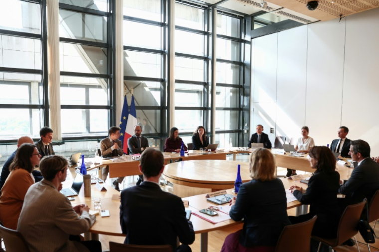 La secrétaire d'État chargée de l'IA et du numérique, Clara Chappaz (c,g), assiste à une réunion avec les autorités et les administrations concernées, le 26 août 2025 à Paris, après la mort en direct du streamer Raphaël Graven, dit Jean Pormanove ( AFP / Thibaud MORITZ )