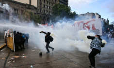 Des hommes lancent des grenades lacrymogènes lors d'une manifestation réclamant que le gouvernement du président argentin Javier Milei applique une loi actualisant le financement des universités publiques, à Buenos Aires, le 15 octobre 2026 ( AFP / Emiliano Lasalvia )