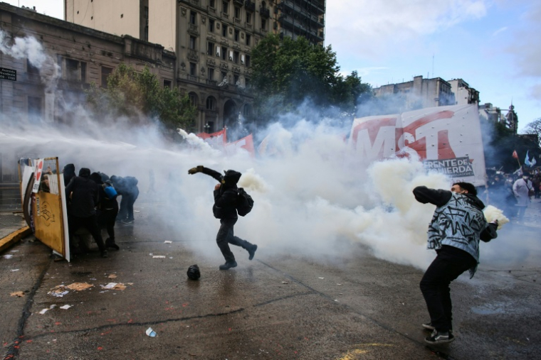 Des protestataires lancent des grenades lacrymogènes lors d'une manifestation pour la défense de l'université publique, le 15 octobre 2026 à Buenos Aires, en Argentine ( AFP / Emiliano Lasalvia )