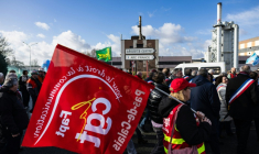 Rassemblement de salariés de l'entreprise en difficulté Arc, le 16 février 2026 à Arques dans le Pas-de-Calais ( AFP / Sameer Al-DOUMY )