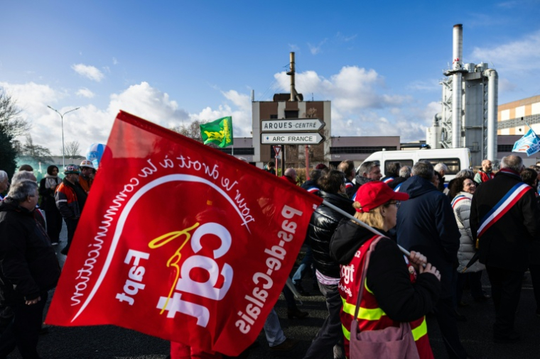 Rassemblement de salariés de l'entreprise en difficulté Arc, le 16 février 2026 à Arques dans le Pas-de-Calais ( AFP / Sameer Al-DOUMY )
