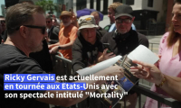 Le comédien Ricky Gervais honoré à Hollywood