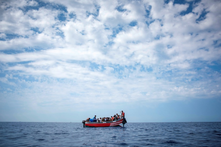 Un bateau transportant des migrants est immobilisé dans le détroit de Gibraltar le 8 septembre 2018 ( AFP / Marcos Moreno )