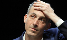 Raphaël Glucksmann participe à un débat à Montrouge, au sud de Paris, le 22 juin 2026 ( AFP / Ludovic MARIN )