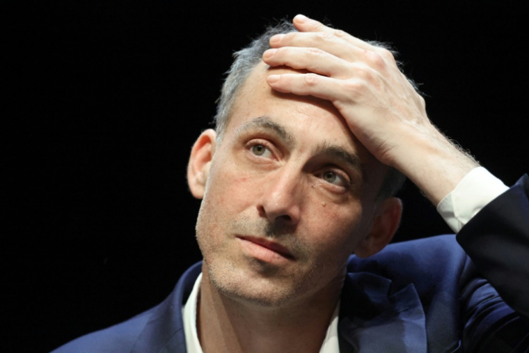 Raphaël Glucksmann, chef du parti de centre-gauche "Place publique" et député européen, participe à un débat à Montrouge, au sud de Paris, le 22 juin 2026 ( AFP / Ludovic MARIN )