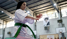 Une karatéka iranienne s'échauffe avant le début d'une compétition féminine à Téhéran, le 6 novembre 2025. ( AFP / ATTA KENARE )