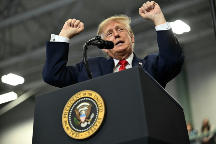 Donald Trump lors d'un meeting de campagne en vue des élections américaines de mi-mandat, le 13 octobre à Wasilla, dans l'Alaska ( AFP / Kent NISHIMURA )
