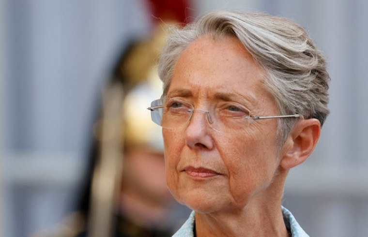 FRANCE: LE PEN VOIT EN BORNE UN "MACRON BIS"