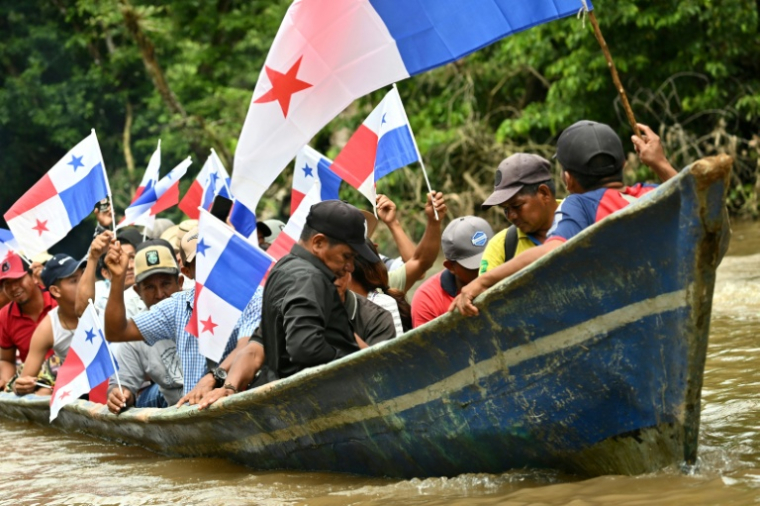 Des paysans naviguent sur la rivière Indio lors d'une manifestation contre la construction d'un réservoir, au Panama, le 16 mai 2025 ( AFP / MARTIN BERNETTI )