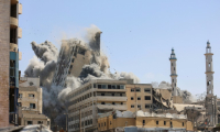 De la fumée s'élève après la destruction d'une tour par des frappes israéliennes dans la ville de Gaza, le 15 septembre 2025 ( AFP / Omar AL-QATTAA )
