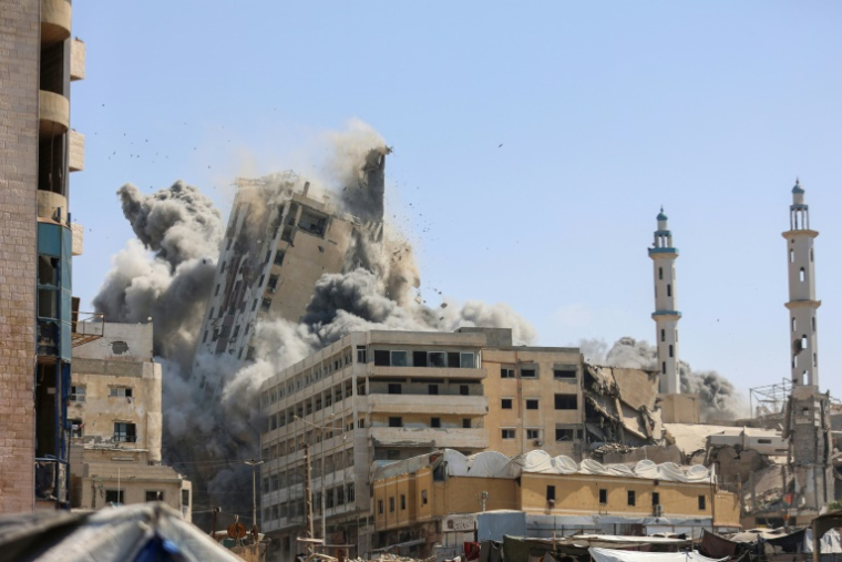 De la fumée s'élève après la destruction d'une tour par des frappes israéliennes dans la ville de Gaza, le 15 septembre 2025 ( AFP / Omar AL-QATTAA )