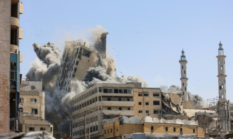 De la fumée s'élève après la destruction d'une tour par des frappes israéliennes dans la ville de Gaza, le 15 septembre 2025 ( AFP / Omar AL-QATTAA )