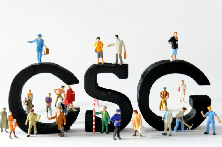 Figurines posées devant le sigle CSG, alors que l'Assemblée nationale vote mardi le Projet de loi de finances de la Sécurité sociale pour 2026 ( AFP / PHILIPPE HUGUEN )