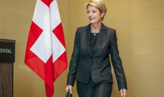 La présidente de la Suisse Karin Keller-Sutter, à la sortie d'une conférence de presse après une rencontre avec des responsables américaines sur les droits de douane, à Genève le 3 mai 2025 ( AFP / Fabrice COFFRINI )