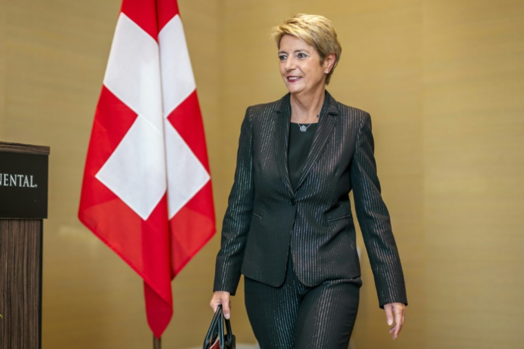 La présidente de la Suisse Karin Keller-Sutter, à la sortie d'une conférence de presse après une rencontre avec des responsables américaines sur les droits de douane, à Genève le 3 mai 2025 ( AFP / Fabrice COFFRINI )