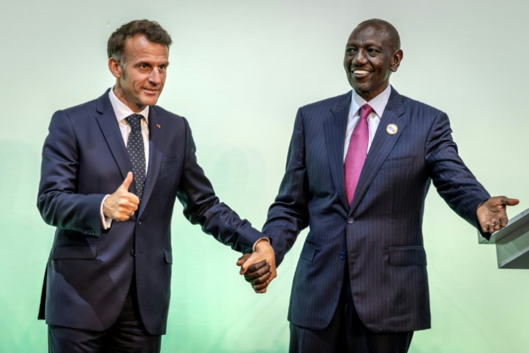 Les présidents français Emmanuel Macron (G) et kenyan William Ruto (D) durant la cérémonie de clôture du sommet franco-africain Africa Forward à Nairobi le 12 mai2026 ( AFP / Luis TATO )