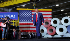 Donald Trump chez le fabricant FALK Production à Walker, Michigan, États-Unis