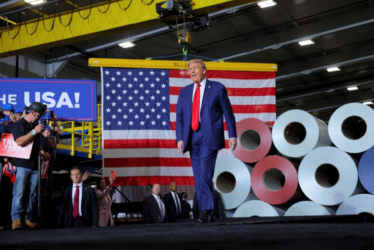 Donald Trump chez le fabricant FALK Production à Walker, Michigan, États-Unis