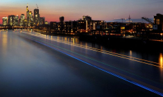Le quartier bancaire est vue au coucher du soleil à Francfort