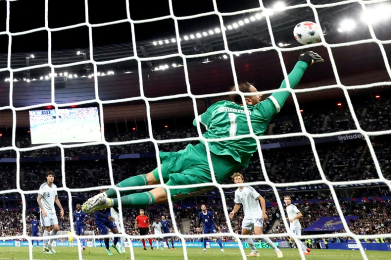 Le gardien italien Gianluigi Donnarumma réalise un arrêt, à l'occasion du match nul entre la France et l'Italie comptant pour la 3e journée de la Ligue des nations, le 2 octobre 2026 à Saint-Denis ( AFP / FRANCK FIFE )