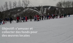 Des centaines de pères Noël dévalent les pistes du Maine pour la bonne cause