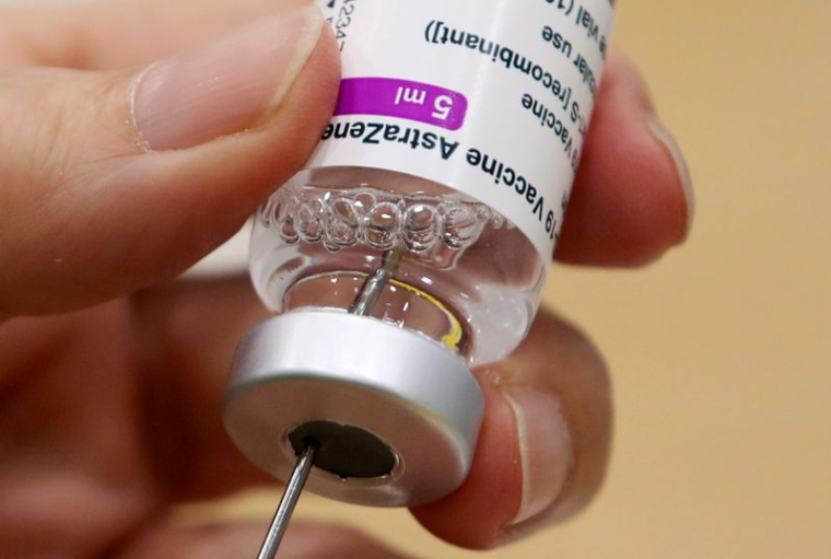 LONDRES SONGE À SON TOUR À LIMITER L'ACCÈS AU VACCIN D'ASTRAZENECA