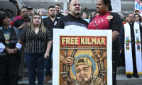 Kilmar Abrego Garcia s'exprime face aux médias avant de pénétrer dans le bâtiment de la police de l'immigration, à Baltimore, dans le Maryland, le 25 août 2025 ( AFP / Roberto SCHMIDT )