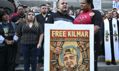 Kilmar Abrego Garcia s'exprime face aux médias avant de pénétrer dans le bâtiment de la police de l'immigration, à Baltimore, dans le Maryland, le 25 août 2025 ( AFP / Roberto SCHMIDT )