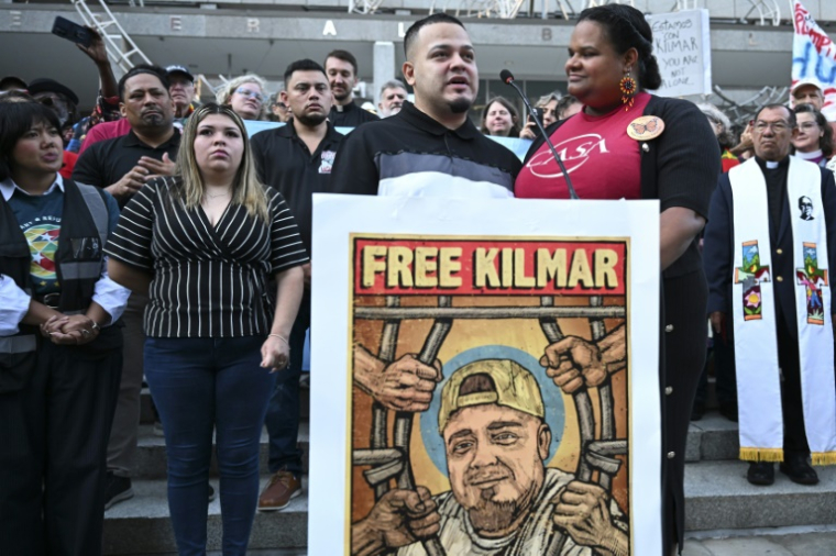 Kilmar Abrego Garcia s'exprime face aux médias avant de pénétrer dans le bâtiment de la police de l'immigration, à Baltimore, dans le Maryland, le 25 août 2025 ( AFP / Roberto SCHMIDT )