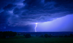 De violents orages ont éclaté dans la nuit de jeudi à vendredi, tuant une femme lors de la chute d'un arbre en Haute-Vienne et un homme dans un incendie provoqué par la foudre en Isère ( AFP / OLIVIER CHASSIGNOLE )