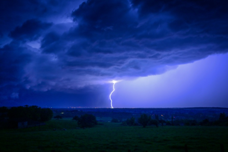 De violents orages ont éclaté dans la nuit de jeudi à vendredi, tuant une femme lors de la chute d'un arbre en Haute-Vienne et un homme dans un incendie provoqué par la foudre en Isère ( AFP / OLIVIER CHASSIGNOLE )