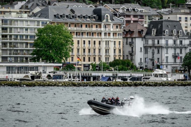 Des policiers français des CRS patrouillent sur le lac Léman le 10 juin 2026 ( AFP / Fabrice COFFRINI )