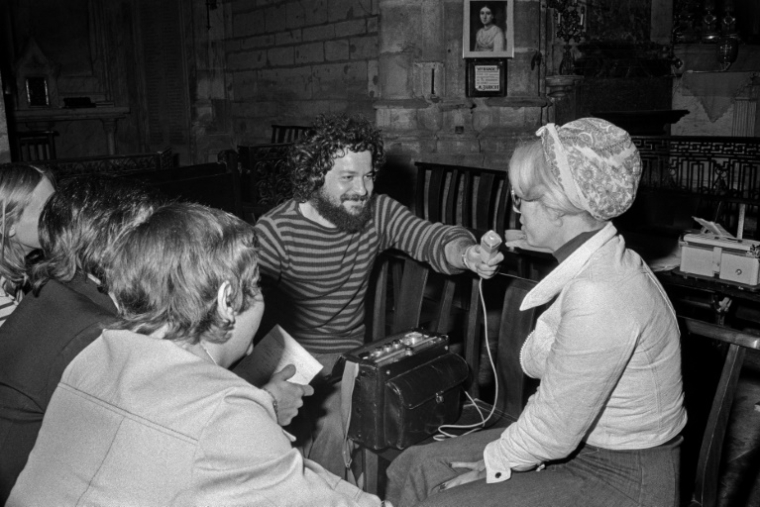 Un journaliste (g) interviewe une travailleuse du sexe lors de l'occupation de l'église de Saint-Nizier, le 6 juin 1975 à Lyon ( AFP / Edmond PINAUD )