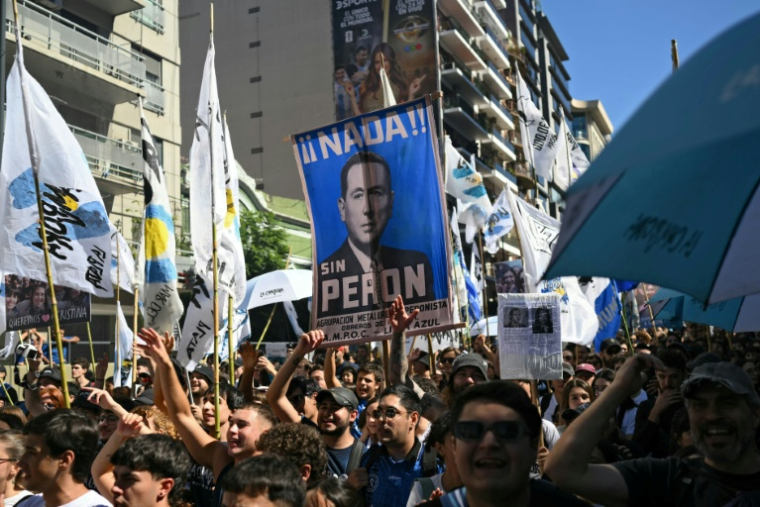 Une pancarte à l'effigie de l'ancien président argentin Juan Domingo Perón lors d'une marche vers la Plaza de Mayo à Buenos Aires, le 24 mars 2026, à l'occasion des commémorations du 50e anniversaire du coup d'État militaire en Argentine ( AFP / Luis ROBAYO )