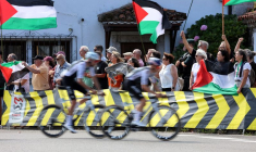 Vuelta a Espana -Des coureurs passent devant des manifestants portant des drapeaux palestiniens