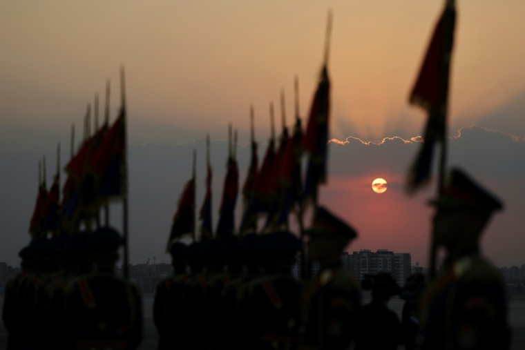 Des membres de la garde d'honneur égyptienne au garde à vous avant l'arrivée sur le tarmac de l'aéroport international du Caire du président chinois Xi Jinping, le 1er septembre 2026 ( POOL / Mohamed Abd El Ghany )