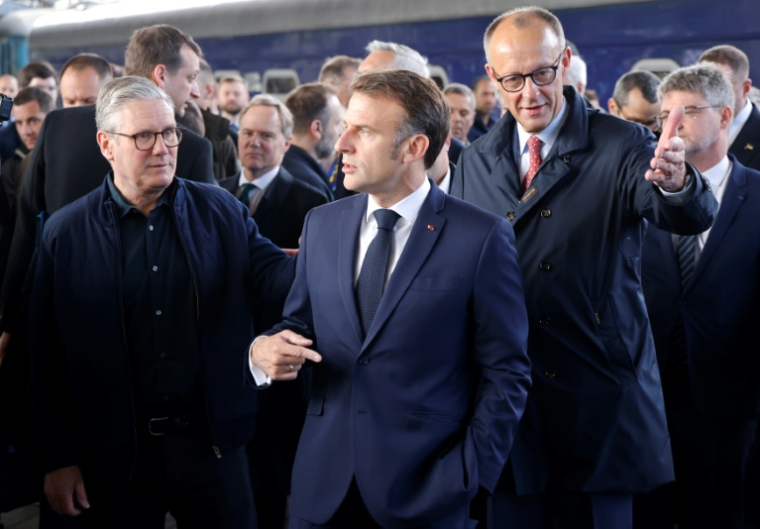 Le Premier ministre britannique Keir Starmer (à gauche), le président français Emmanuel Macron (au milieu) et le chancelier allemand Friedrich Merz, le 10 mai 2025 à Kiev ( POOL / Ludovic MARIN )