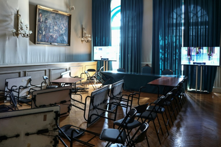 Des chaises et des tables renversées et un écran de télévision endommagé à l’intérieur de l’hôtel de ville de Marseille, après que des manifestants ont pénétré dans le bâtiment lors d’une manifestation contre la vie chère, le 17 octobre 2026 ( AFP / Thibaud MORITZ )