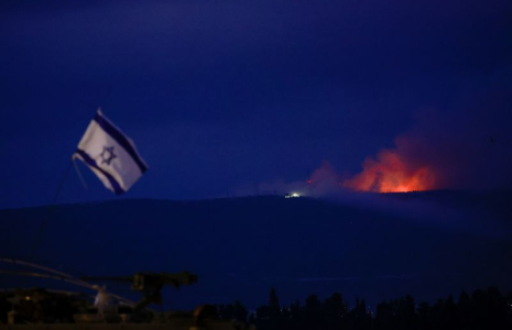 Les flammes s'élèvent au-dessus du Liban, vues depuis le nord d'Israël