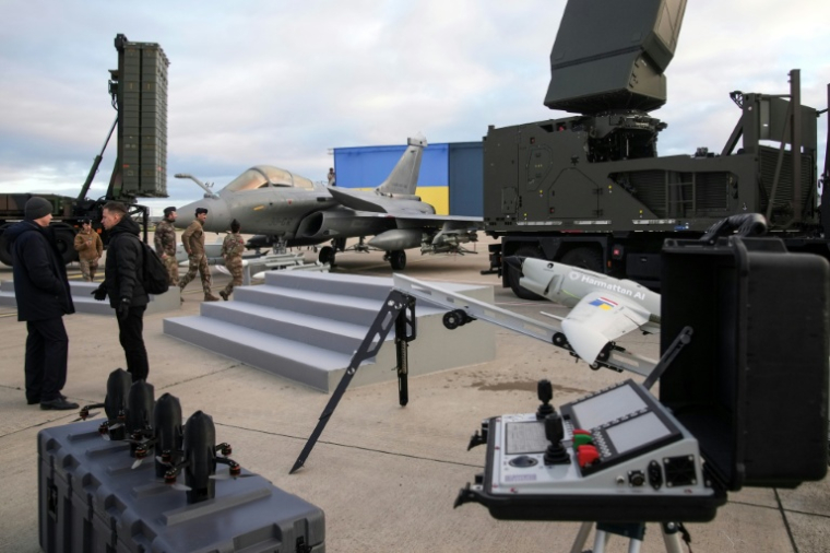 Un avion Rafale, des drones et des munitions exposés à l'occasion de la visite en France du président ukrainien Volodymyr Zelensky, le 17 novembre 2025, à Vélizy-Villacoublay, dans les Yvelines ( POOL / Christophe Ena )