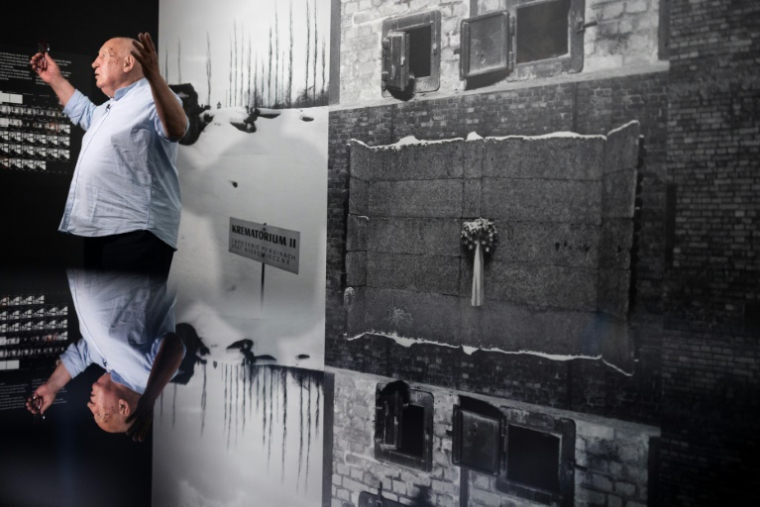 Le photographe Raymond Depardon devant l'exposition qui lui est dédiée au Mémorial de la Shoah, le 25 juin 2025, à Paris ( AFP / JOEL SAGET )
