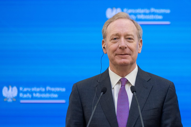 Brad Smith a aussi annoncé des ressources additionnelles pour la cybersécurité dans l'Union européenne, en termes d'effectifs et d'infrastructures mais sans donner de chiffres précis.  ( AFP / Wojtek RADWANSKI )