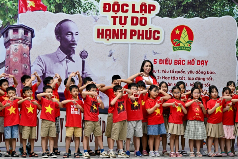 Des élèves et leur professeure posent pour une photo de classe à l'école Doan Thi Diem d'Hanoï, la première de la capitale vietnamienne à avoir introduit le français en primaire, le 29 août 2025 ( AFP / Nhac NGUYEN )