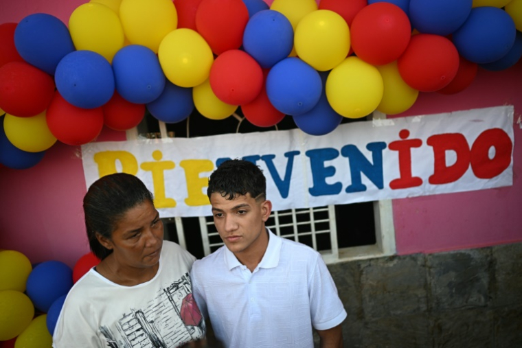 Jonferson Valera Yamarte (D) est près de sa mère Mercedes Yamarte après son retour chez lui à Maracaibo, Venezuela, le 10 mai 2025 ( AFP / Federico PARRA )