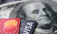L'illustration montre un billet de banque en dollars américains et des cartes Visa et Mastercard